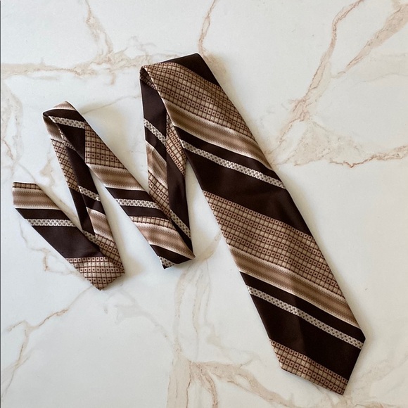 Elegant Brown Striped Men's Tie - Picture 1 of 4
